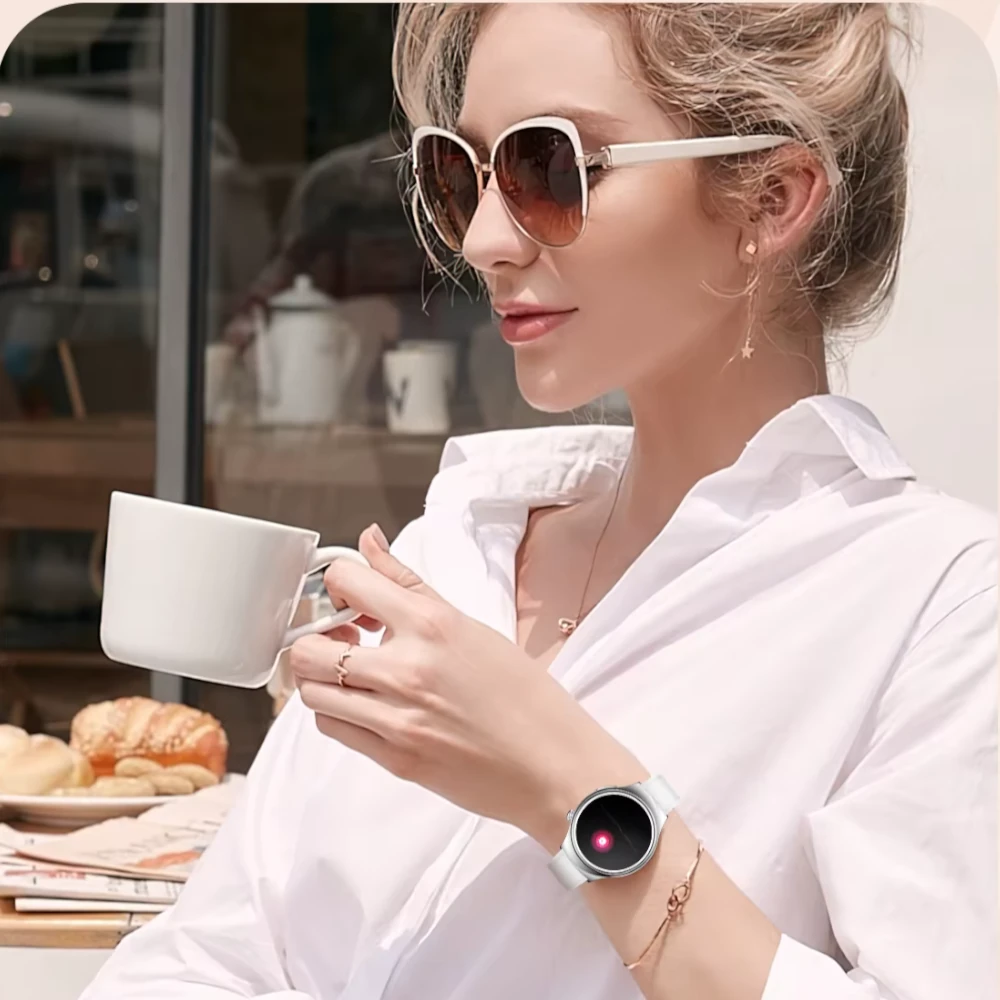 Kobieta trzymająca Kardiowatch Aria na nadgarstku