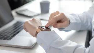 medyczny smartwatch na ręce lakarza