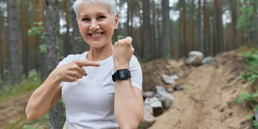 Zegarek z krokomierzem na rękę – idealny dla aktywnych seniorów